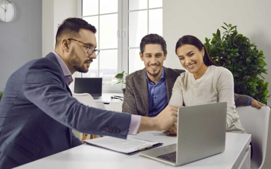 Couple discusses term deposit interest rates with a financial expert.